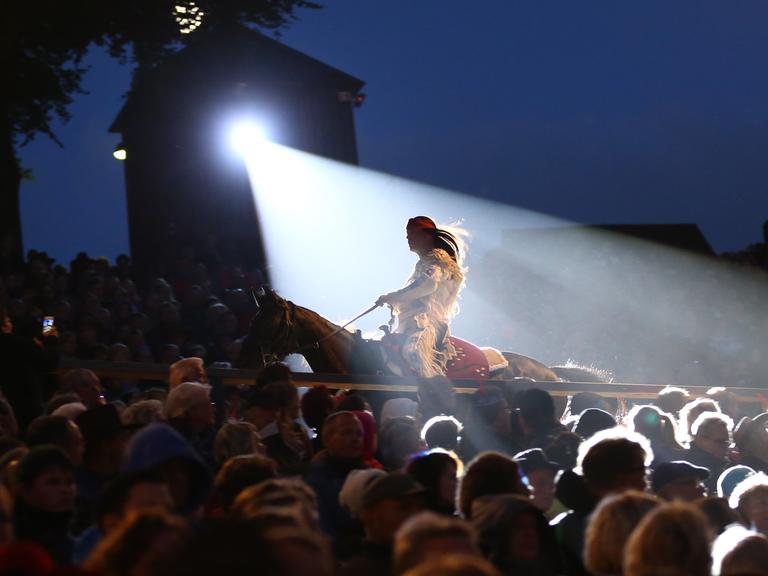 Jan Sosniok als "Winnetou" reitet bei den Karl-May-Festspielen in Bad Segeberg auf einem Pferd.