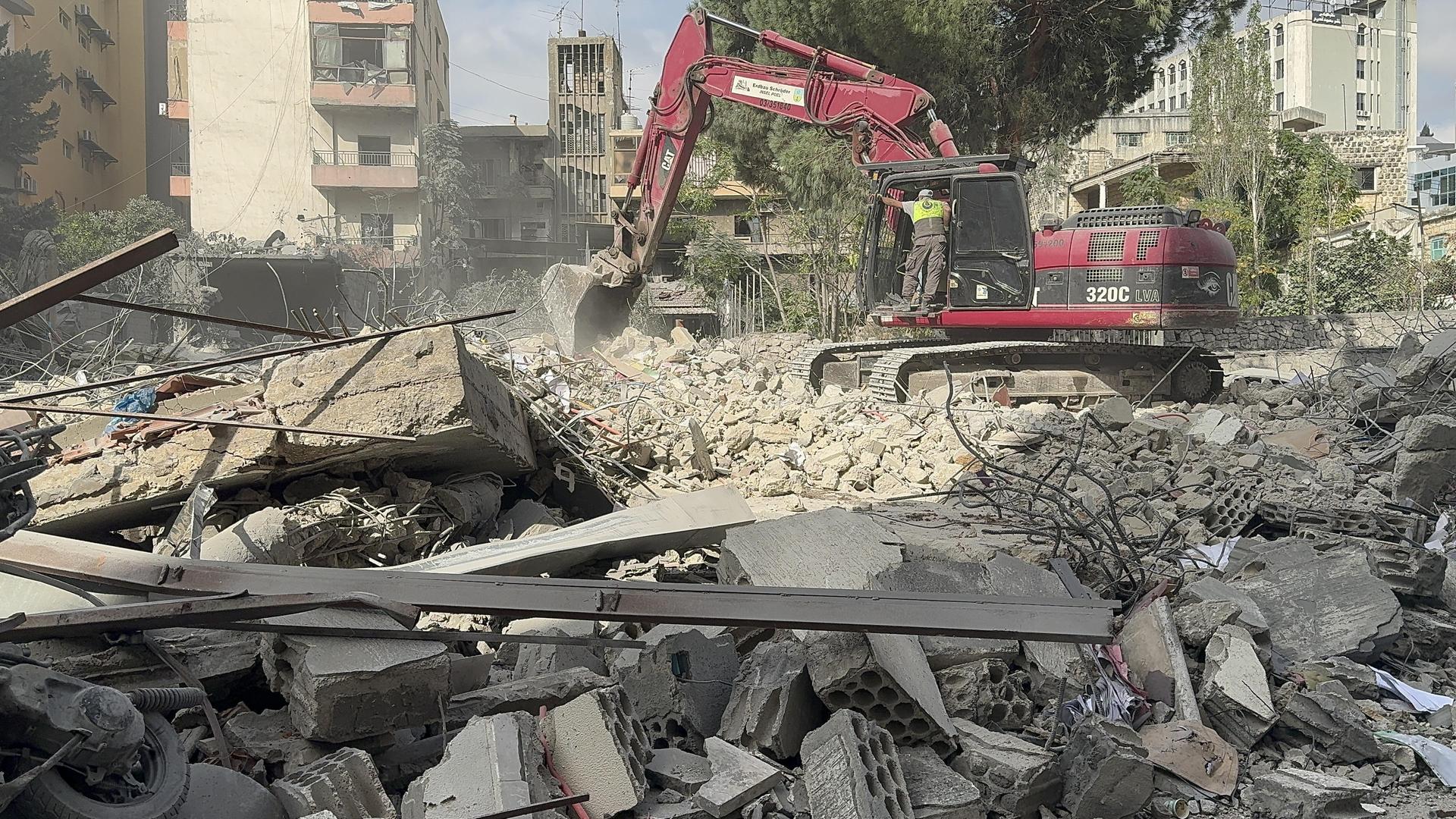 Ein Bagger schaufelt den Schutt eines zerstörten Hauses in Nabatijeh im Libanon weg.