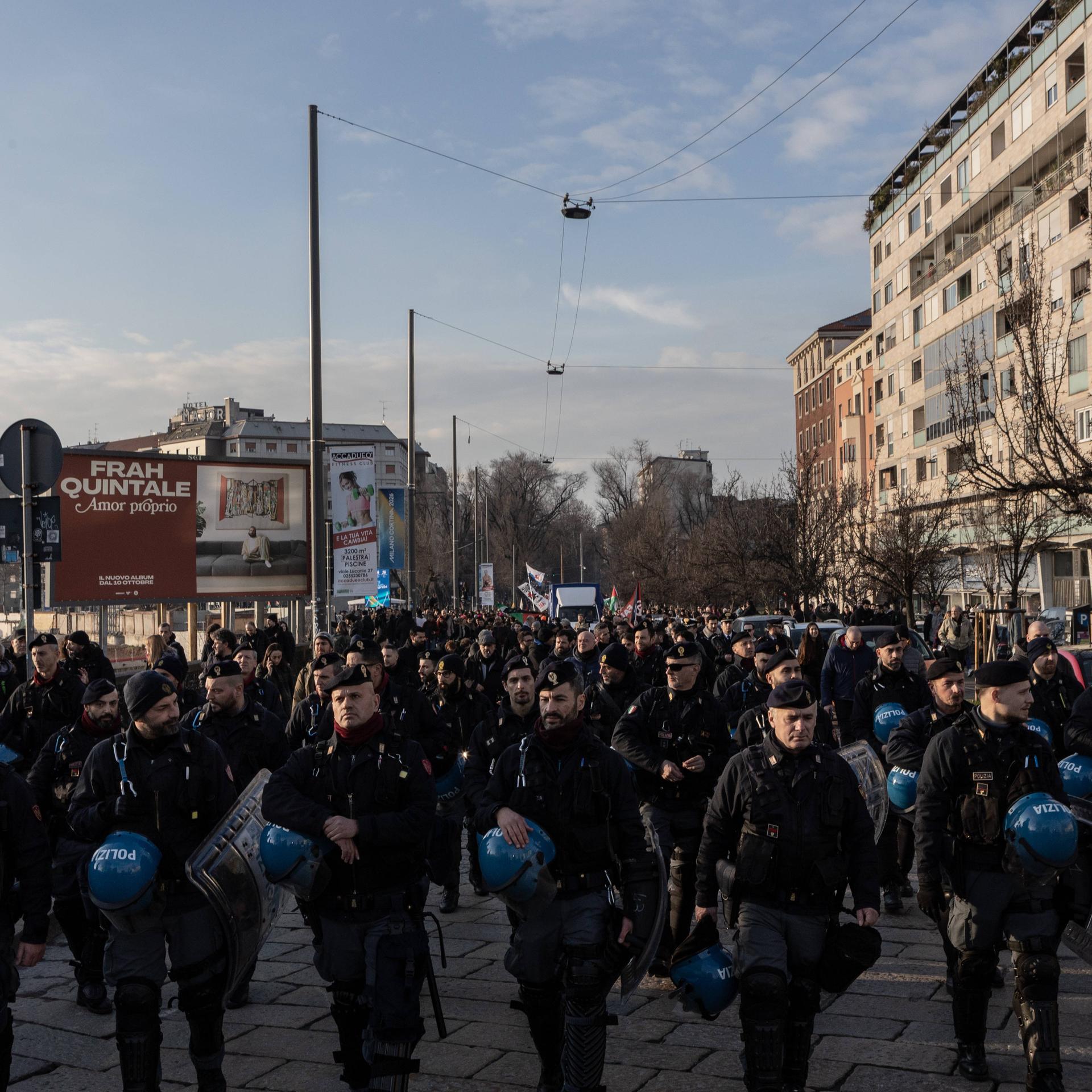 Olympische Winterspiele - Auseinandersetzungen mit Polizisten bei Demonstrationen in Mailand