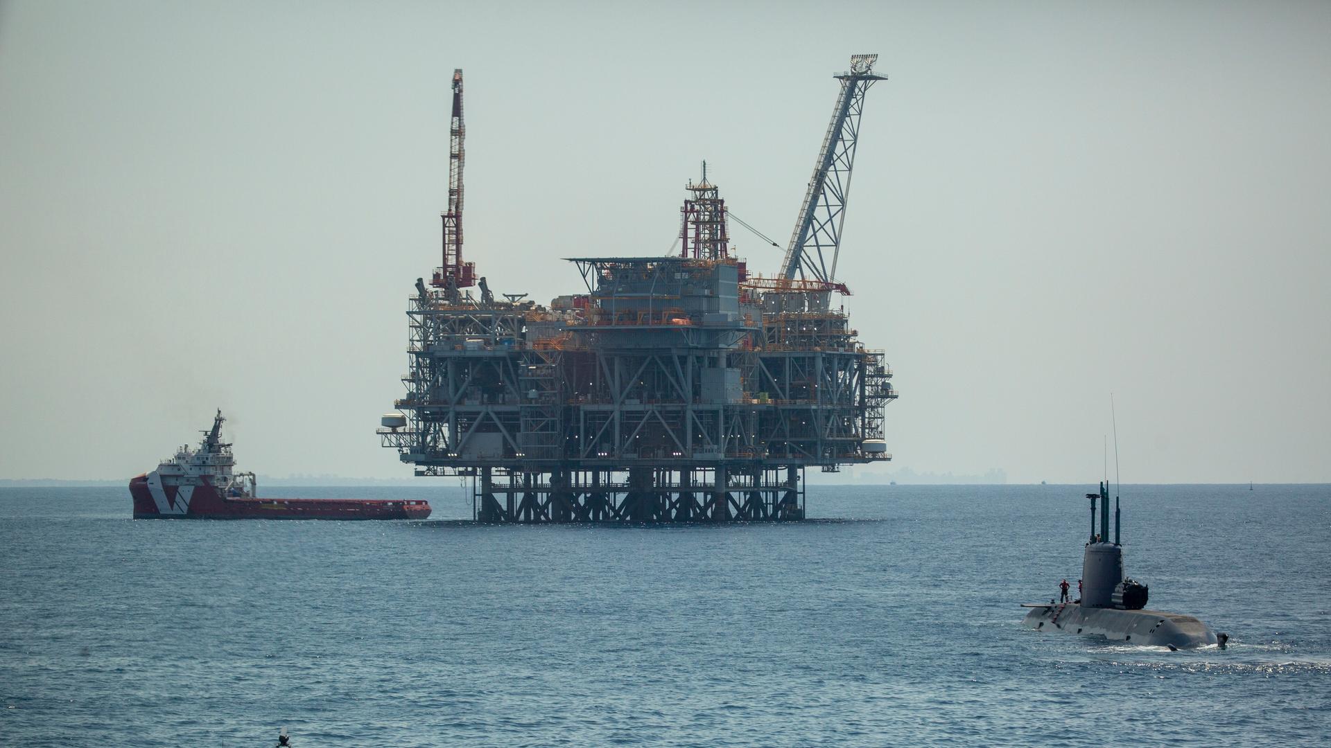 Eine Ölplattform im israelischen Offshore-Gasfeld Leviathan ist von Bord des israelischen Marineschiffs Atzmaut aus zu sehen, während ein U-Boot im Mittelmeer patrouilliert. 