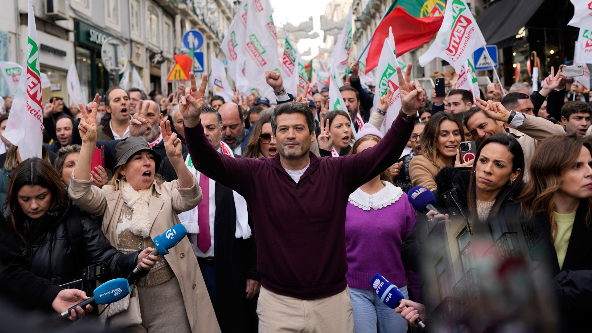 Präsidentschaftskandidat Andre Ventura (M.) von der rechtspopulistischen Chega-Partei gestikuliert vor Anhängern