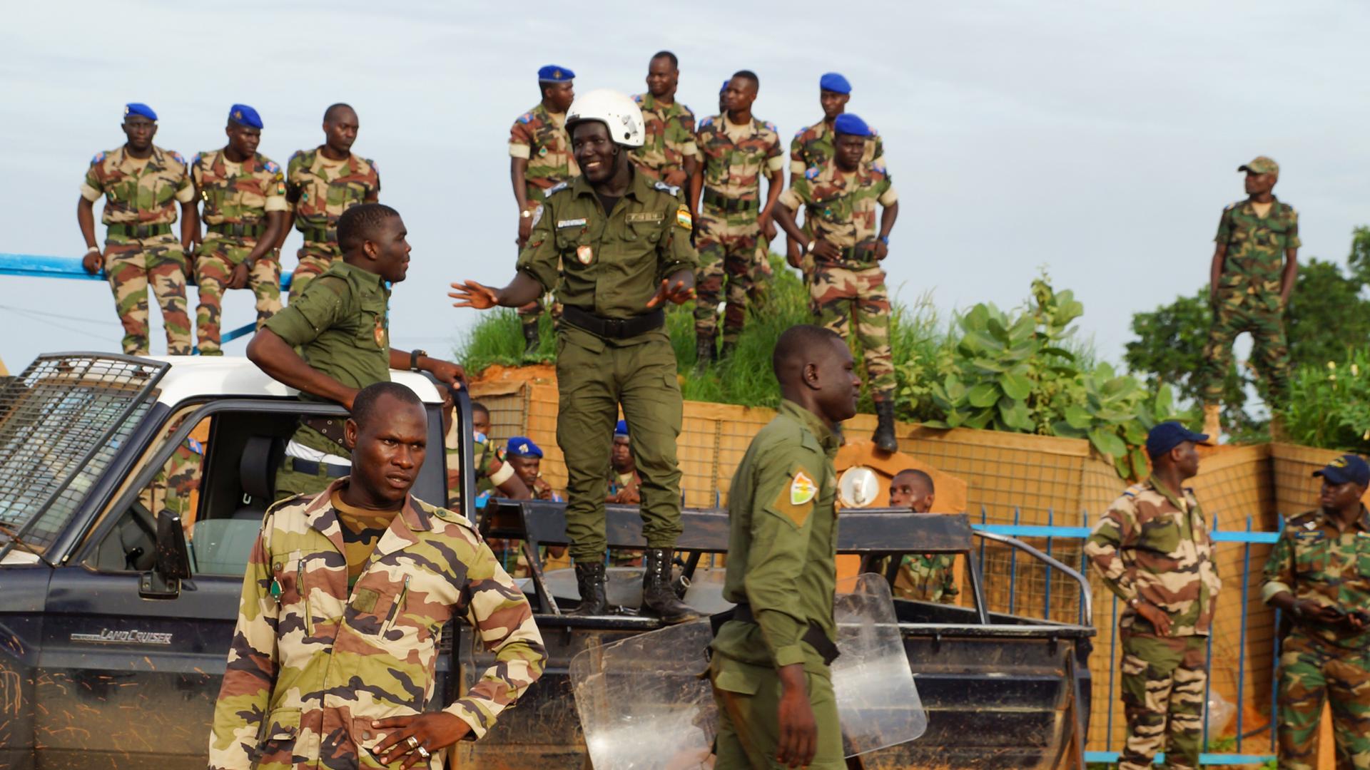 Sicherheitskräfte am Rande einer Demonstration in der Hauptstadt des Niger, Niamey, am 11.08.2023.