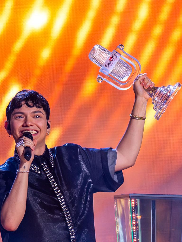 JJ aus Österreich, Gewinner des Eurovision Song Contest, hält während des großen Finales auf der Bühne die Trophäe in der Hand und jubelt.