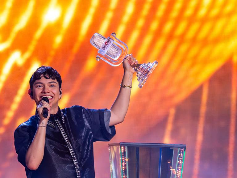 JJ aus Österreich, Gewinner des Eurovision Song Contest, hält während des großen Finales auf der Bühne die Trophäe in der Hand und jubelt.