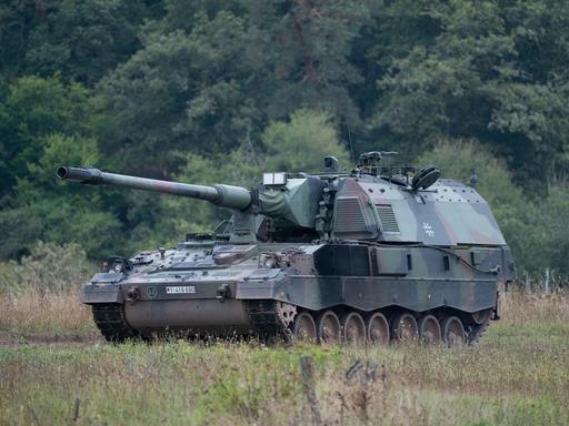 Eine Panzerhaubitze 2000 der Bundeswehr fährt durch ein Übungsgelände.