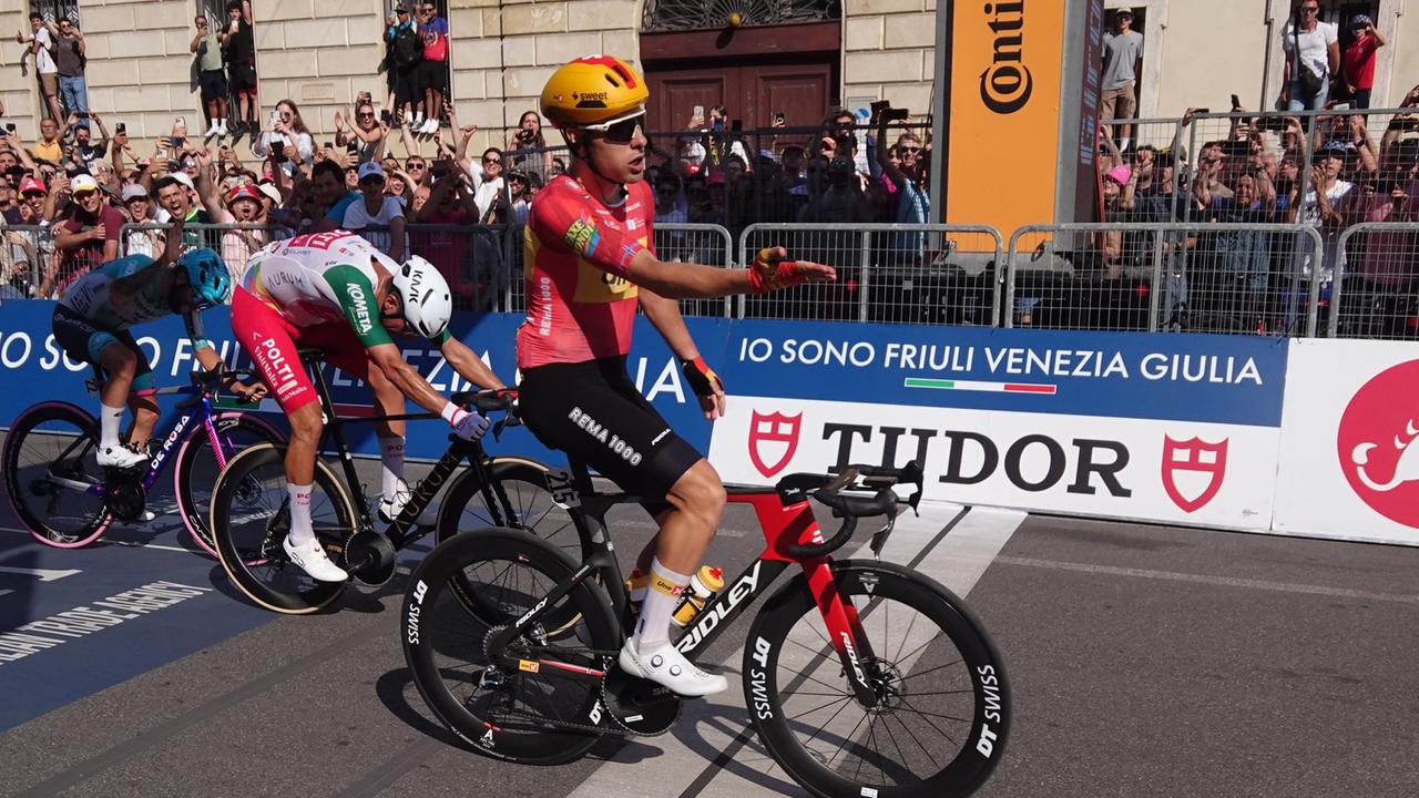 Der norwegische Radrennfahrer Fredrik Dversnes überquert die Ziellinie in Mailand und gewinnt die 15. Etappe des Giro d'Italia.