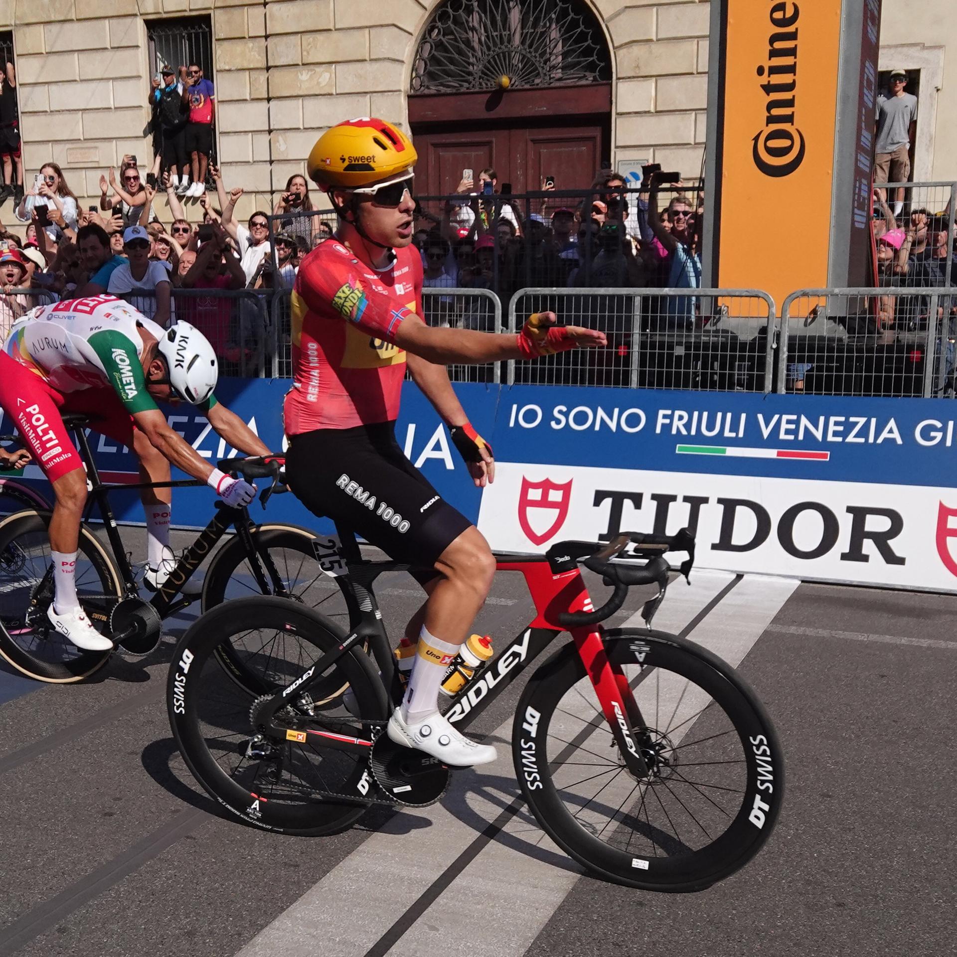 Der norwegische Radrennfahrer Fredrik Dversnes überquert die Ziellinie in Mailand und gewinnt die 15. Etappe des Giro d'Italia.