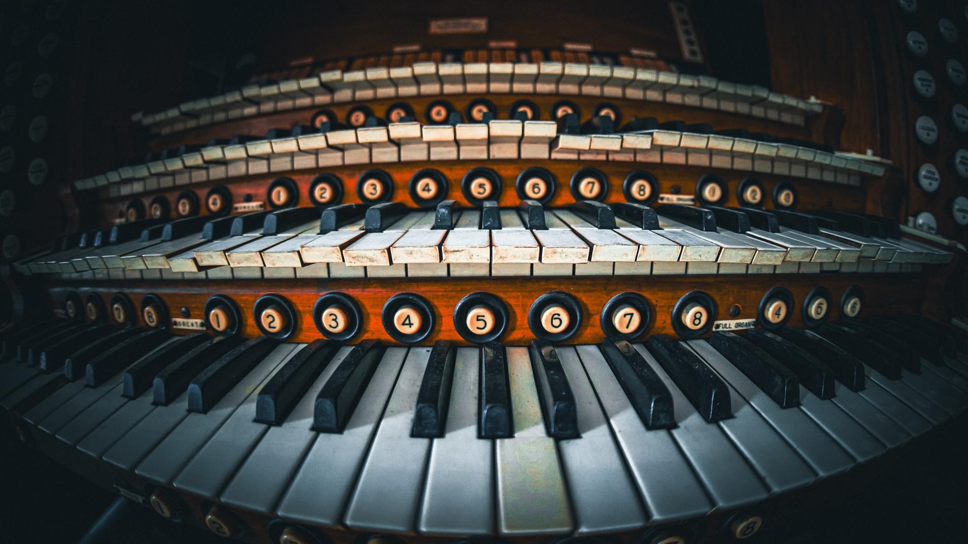 Eine Fischaugen Aufnahme der Tasten einer Orgel. Insgesamt sind es vier Tastenreihen. (Symbolbild)