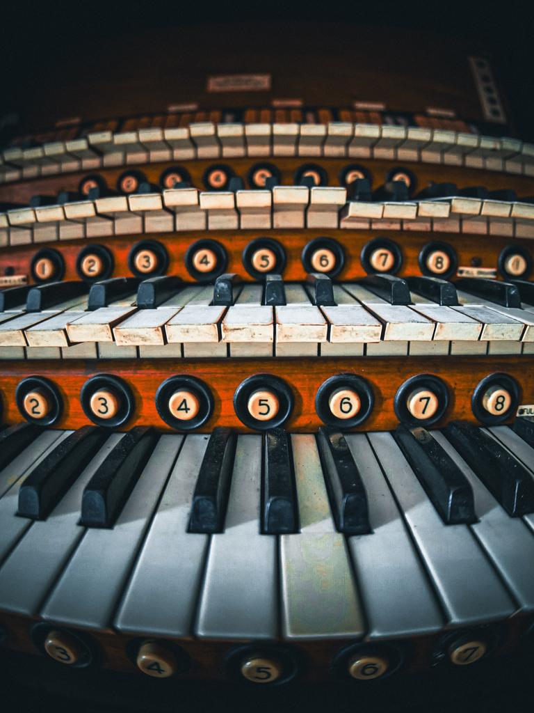 Eine Fischaugen Aufnahme der Tasten einer Orgel. Insgesamt sind es vier Tastenreihen. (Symbolbild)