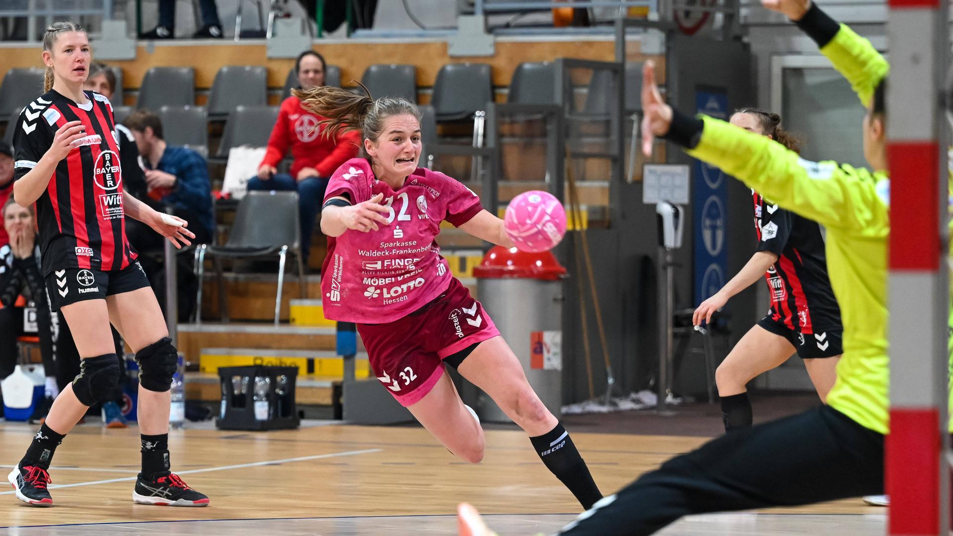 Ein Wurf in der Handball-Bundesliga der Frauen.