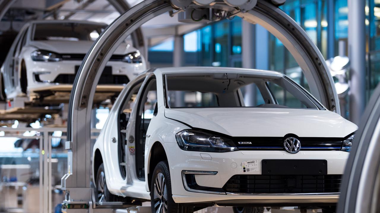 Ein VW e-Golf hängt an einer elektrischen Hängebahn in der Gläsernen VW-Manufaktur