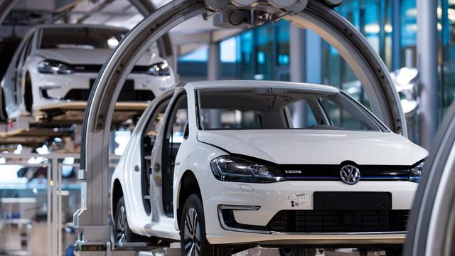 Ein VW e-Golf hängt an einer elektrischen Hängebahn in der Gläsernen VW-Manufaktur