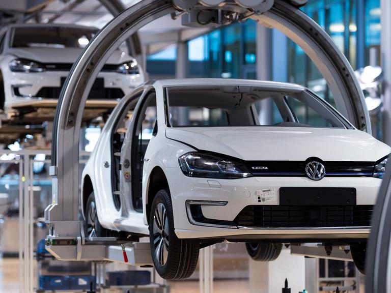 Ein VW e-Golf hängt an einer elektrischen Hängebahn in der Gläsernen VW-Manufaktur