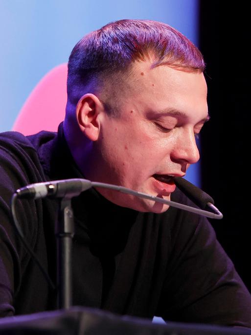 Hendrik Bolz sitzt an einem Tisch und liest bei bei der lit.Cologne 2024 Veranstaltung 'Writers Thursday Special' im Theater am Tanzbrunnen. Köln, 14.03.2024 Hendrik Bolz sitzt an einem Tisch und liest bei bei der lit.Cologne 2024 Veranstaltung 'Writers Thursday Special' im Theater am Tanzbrunnen. Köln, 14.03.2024