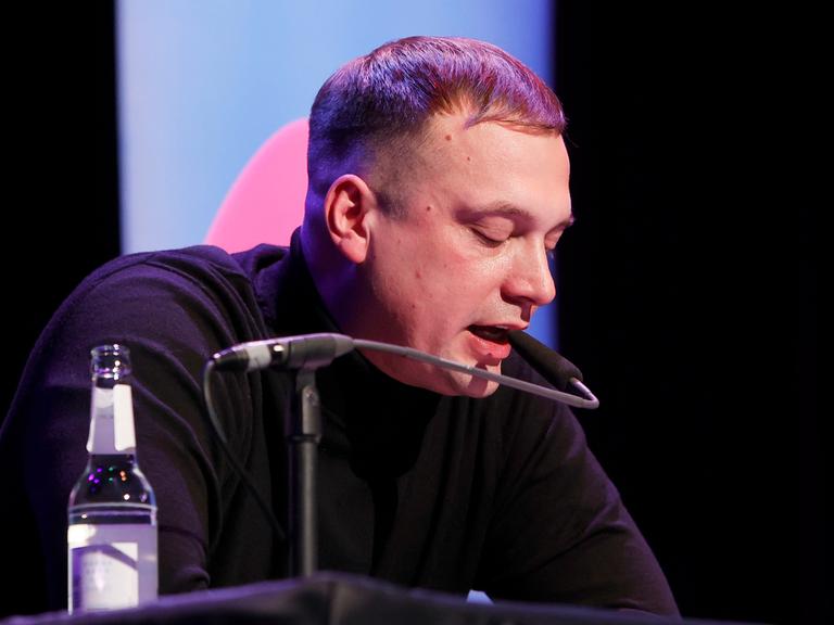 Hendrik Bolz sitzt an einem Tisch und liest bei bei der lit.Cologne 2024 Veranstaltung 'Writers Thursday Special' im Theater am Tanzbrunnen. Köln, 14.03.2024 Hendrik Bolz sitzt an einem Tisch und liest bei bei der lit.Cologne 2024 Veranstaltung 'Writers Thursday Special' im Theater am Tanzbrunnen. Köln, 14.03.2024