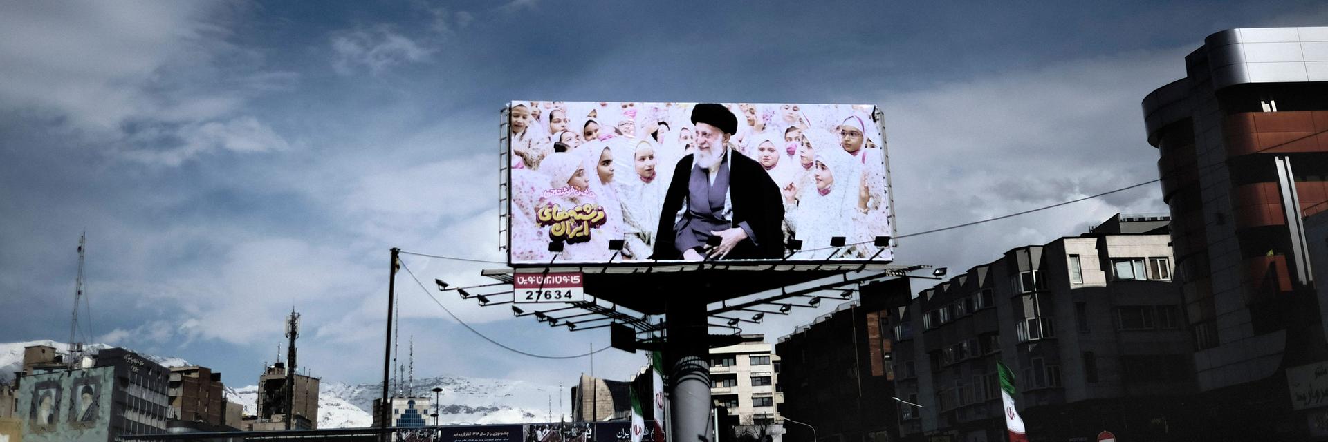 Vor blauem Himmel steht in Teheran eine Werbetafel mit dem religiösen Führer des Landes, Ayatollah Ali Khamenei.