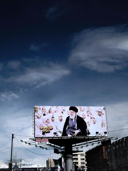 Vor blauem Himmel steht in Teheran eine Werbetafel mit dem religiösen Führer des Landes, Ayatollah Ali Khamenei.
