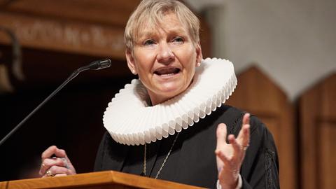Kirsten Fehrs, Bischöfin, spricht im Dezember 2021 in der Herz-Jesu-Kirche in Hamburg-Hamm während einer Aussendungsfeier.
