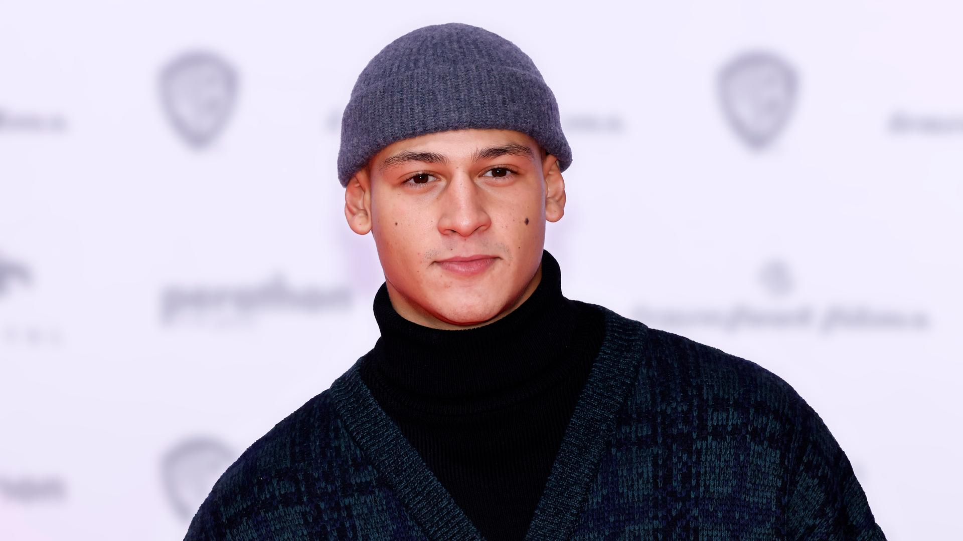 Emilio Sakraya steht bei einer Filmpremiere 2021 vor einer Stellwand Emilio Sakraya steht bei einer Filmpremiere 2021 vor einer Stellwand