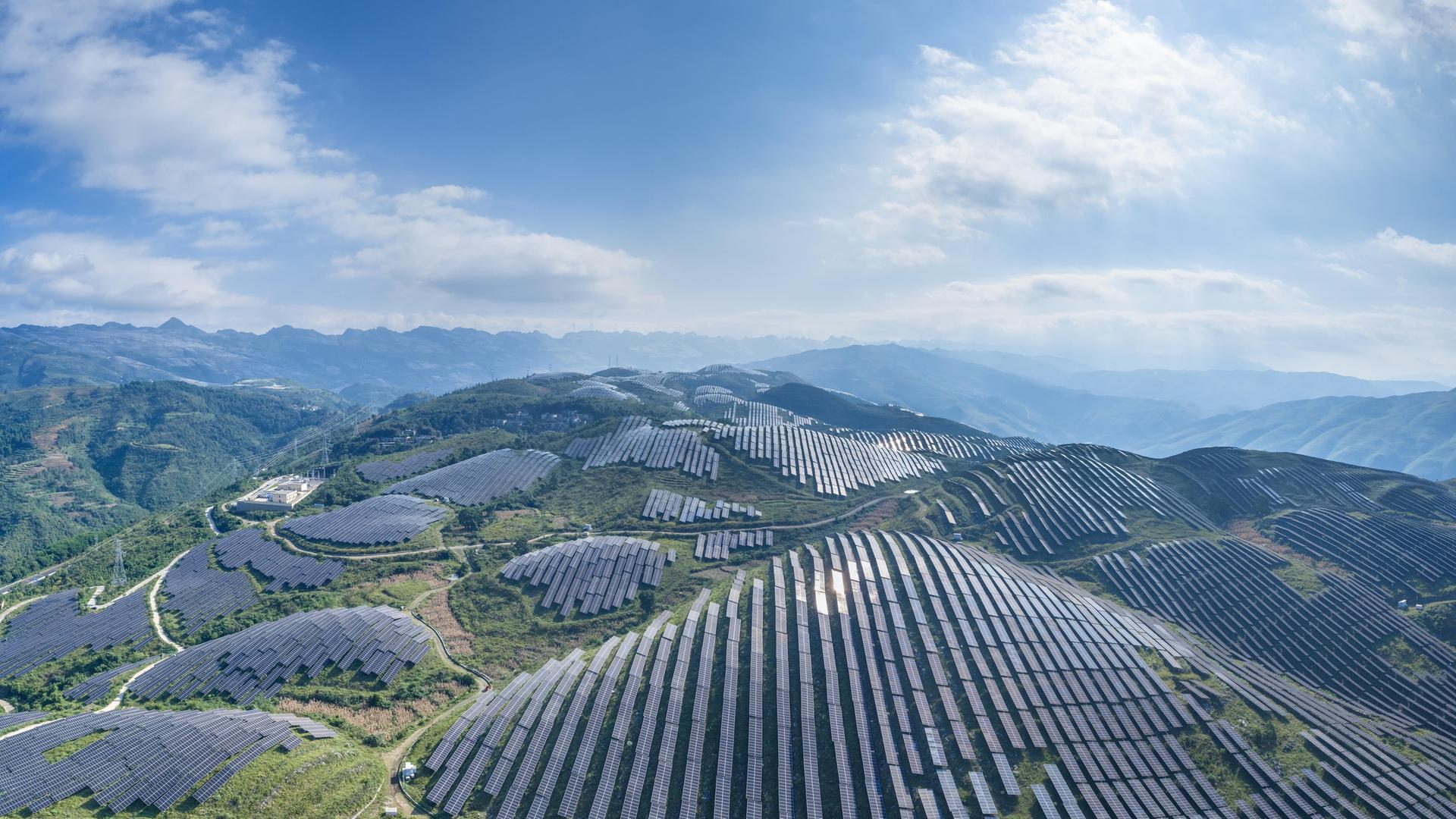 Luftaufnahme von Solarmodulen auf Bergkämmen