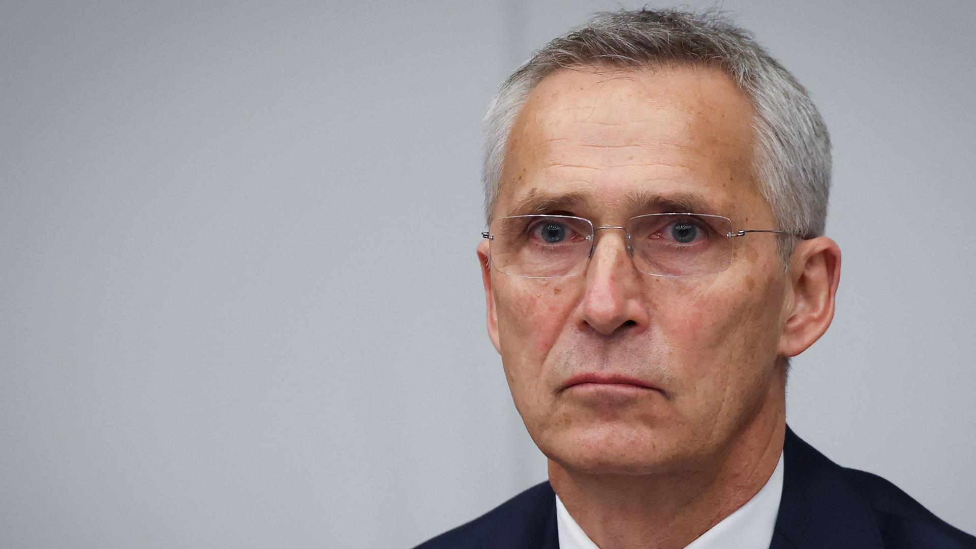 NATO-Generalsekretär Stoltenberg schaut in die Kamera.