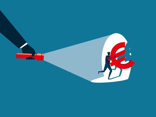 Illustration einer Person, die mit einem großen Euro-Zeichen versucht zu flüchten. Von links kommt eine Hand, die mit einer Taschenlampe direkt auf sie scheint.
