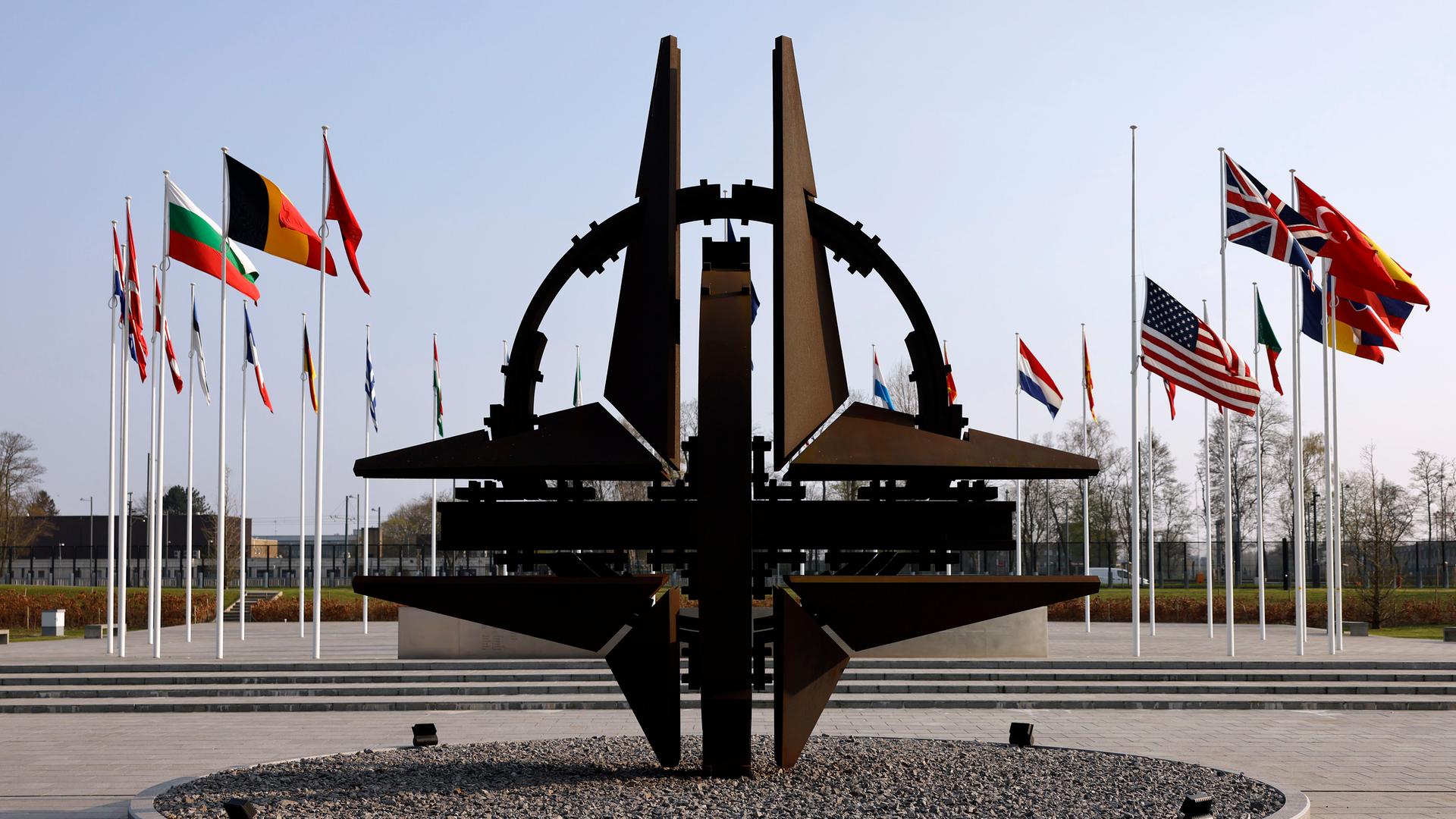 Die NATO-Sternenskulptur am Sitz der NATO in Brüssel. 