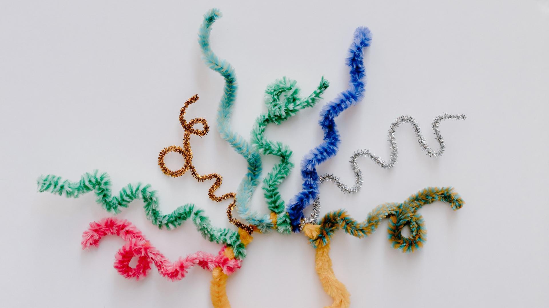 Symbolbild AD(H)S: Ein Kopf, aus dem bunte Fäden herauswachsen Symbolbild AD(H)S: Ein Kopf, aus dem bunte Fäden herauswachsen