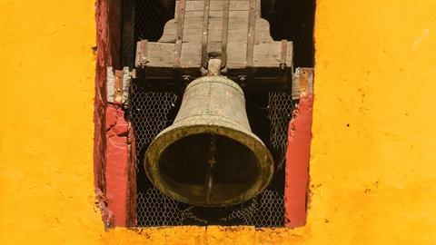 Eine Glocke in einem Gebäude