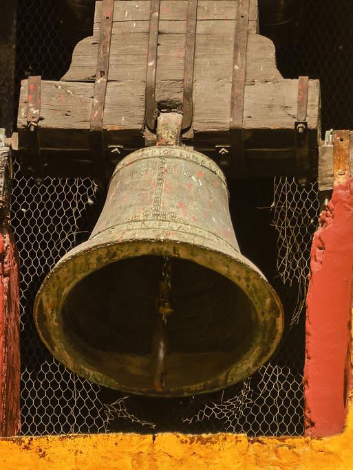 Eine Glocke in einem Gebäude