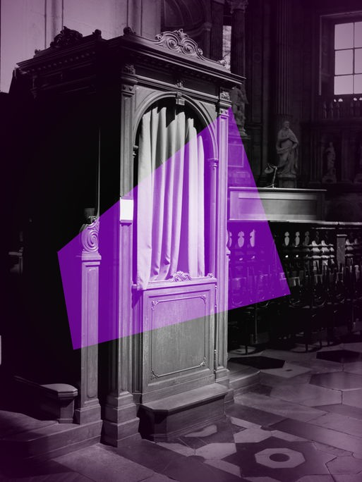 Das violett eingefärbte Bild eines Beichtstuhls wird von einem violetten Mosaikstück überlagert.