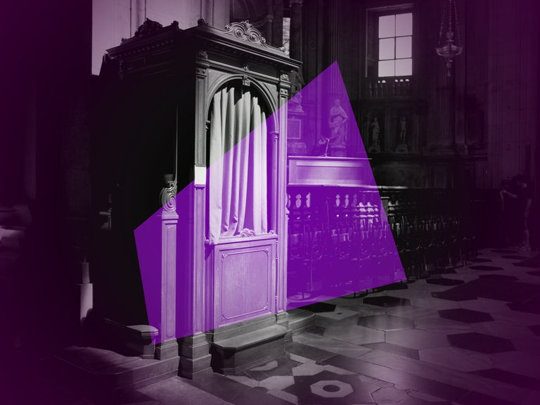 Das violett eingefärbte Bild eines Beichtstuhls wird von einem violetten Mosaikstück überlagert.