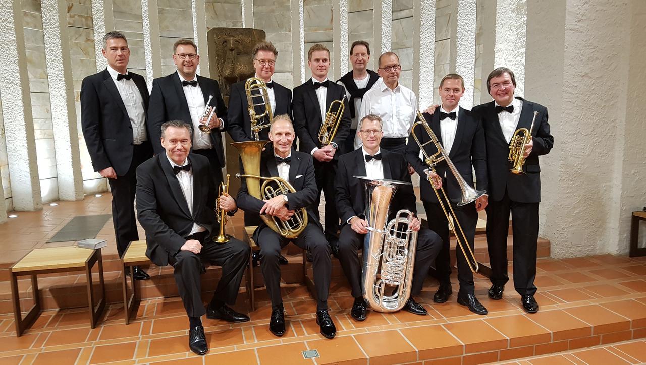 Die German Brass stehen im Raum der Stadtkirche St. Johann Baptist in Neu-Ulm.