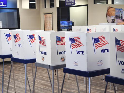 Zwischenwahlen in den USA: Im Bundesstaat Florida sowie in 34 weiteren Bundesstaaten darf vorzeitig abgestimmt werden. Im Bild: Wahlkabinen in Orlando, Florida am 24. Oktober 2022