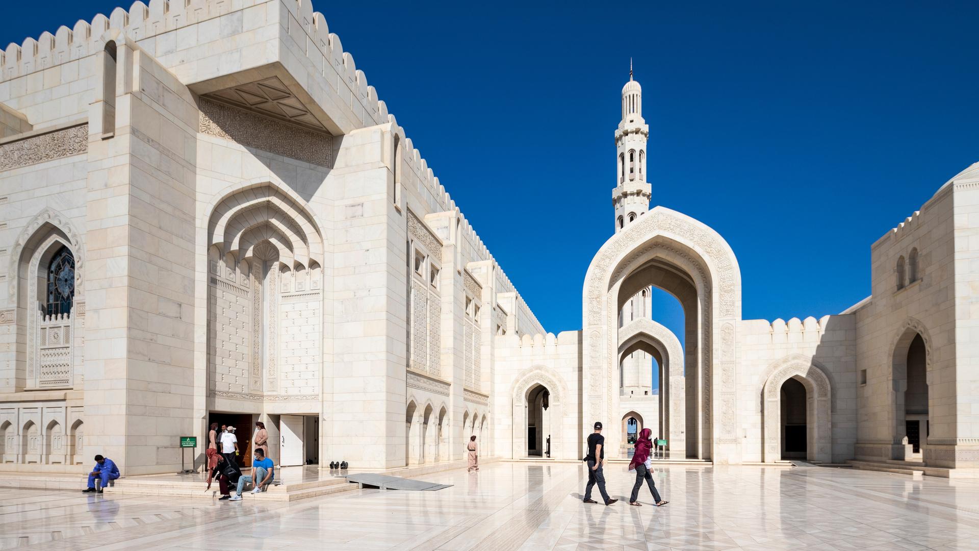 Blick auf die Sultan-Qaboos-Moschee in Muskat im Oman