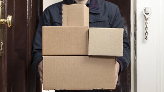  Ein Paket-Bote bringt mehrere Pakete 