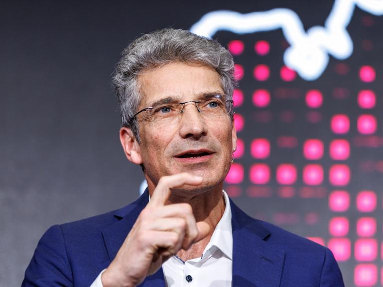 Antonio Krüger, CEO German Research Center for AI (Deutsche Telekom), spricht auf einer Pressekonferenz.