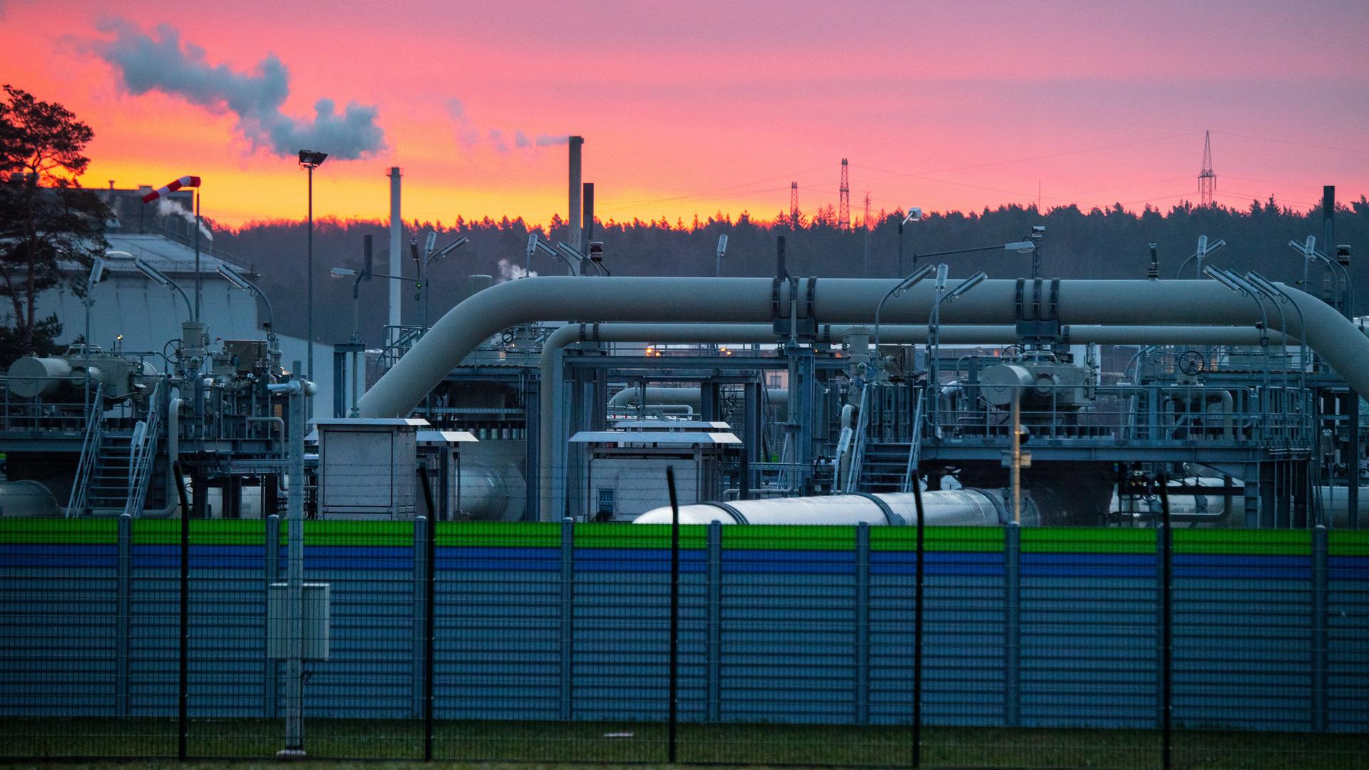 Blick auf Rohrsysteme und Absperrvorrichtungen in der Gasempfangsstation der Ostseepipeline Nord Stream 2. 
