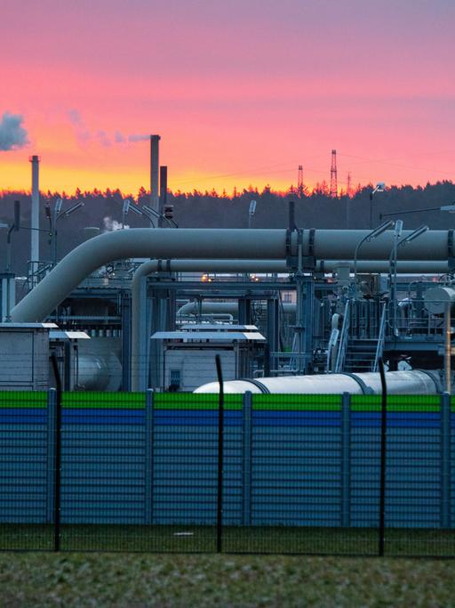 Blick auf Rohrsysteme und Absperrvorrichtungen in der Gasempfangsstation der Ostseepipeline Nord Stream 2. 