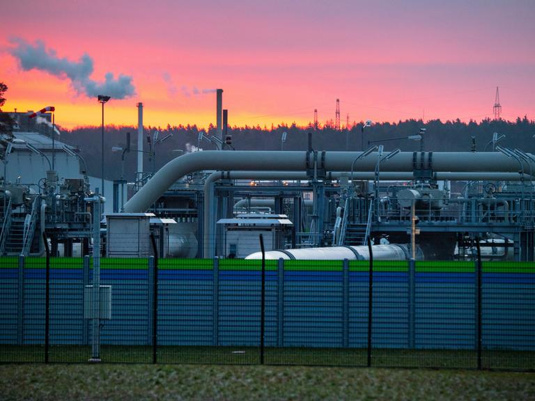 Blick auf Rohrsysteme und Absperrvorrichtungen in der Gasempfangsstation der Ostseepipeline Nord Stream 2. 