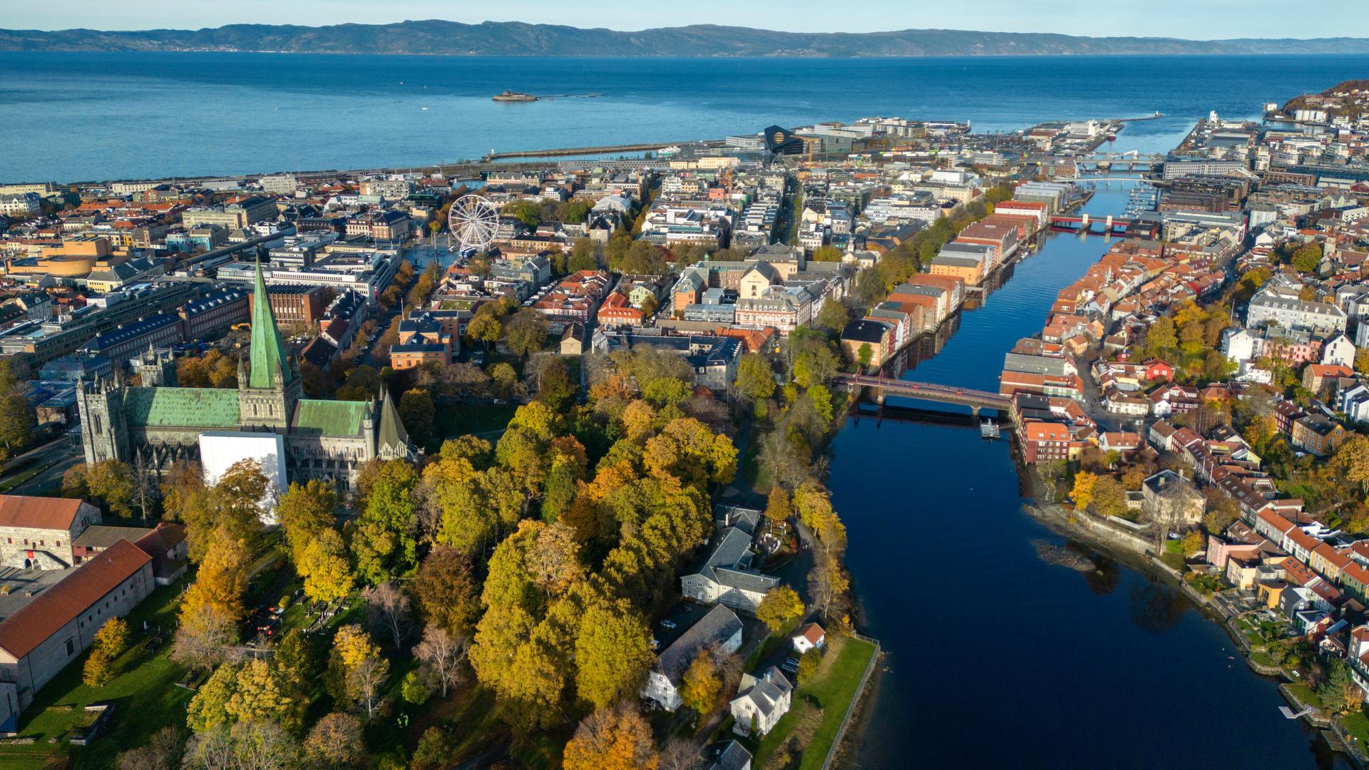 Trondheim mit dem Nidarosdom, dem Zentrum, Gamle Bybro, Nedre Singsaker und den Molen von Nidelva mit Munkholmen dahinter. 