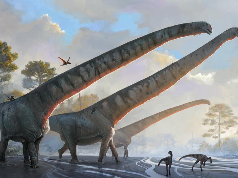 Eine Illustration des Dinosauriers mit dem bislang längsten Hals. Drei der Dinosaurier stehen vor einer Landschaft mit Bäumen und Flüssen.