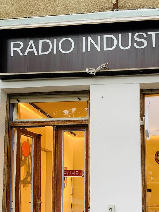 Die Fensterfront von Radio Woltersdorf sieht aus wie eine Galerie, hier trifft Radio Kunst.