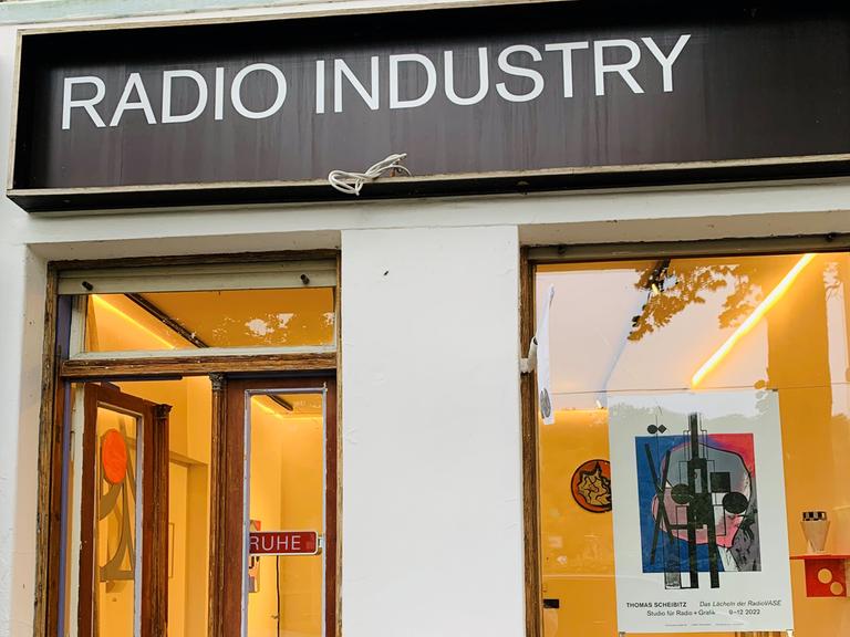 Die Fensterfront von Radio Woltersdorf sieht aus wie eine Galerie, hier trifft Radio Kunst.