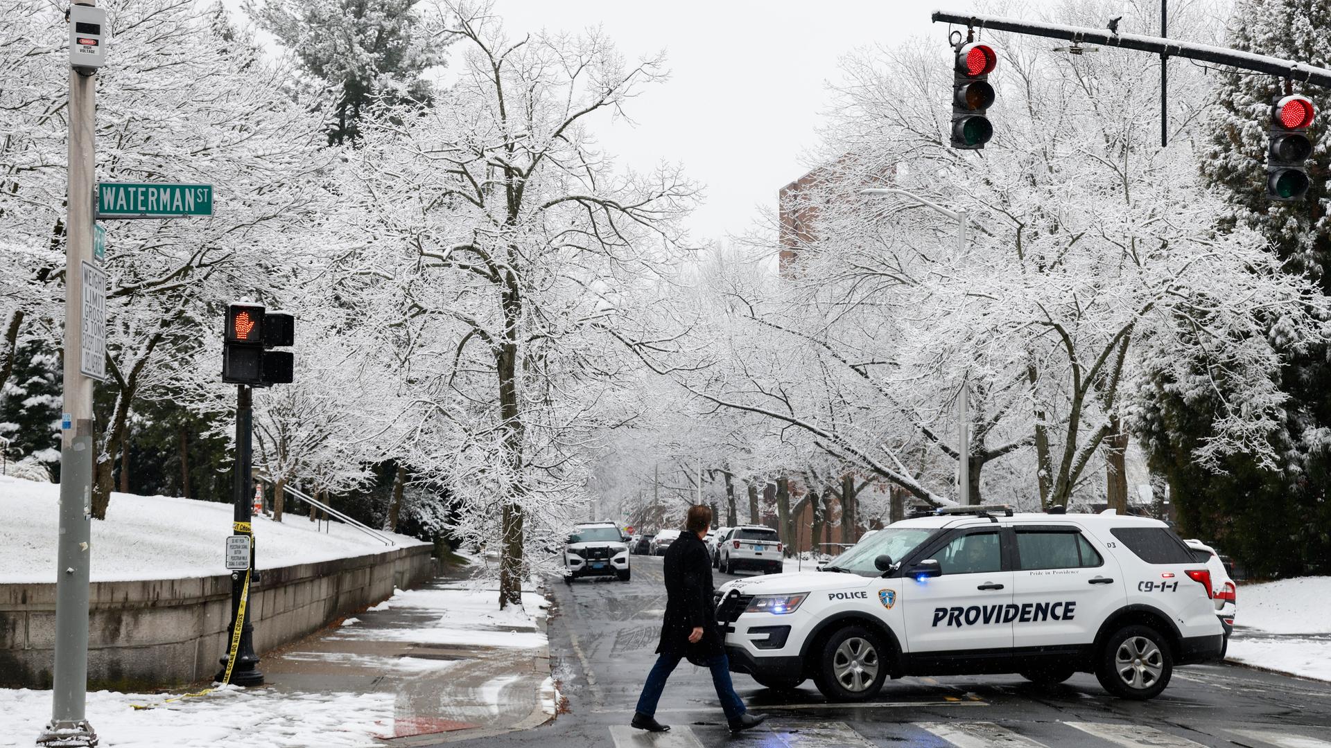 Ein Polizeiauto sperrt die Zufahrt zur Brown University. Ein Polizeiauto sperrt die Zufahrt zur Brown University.