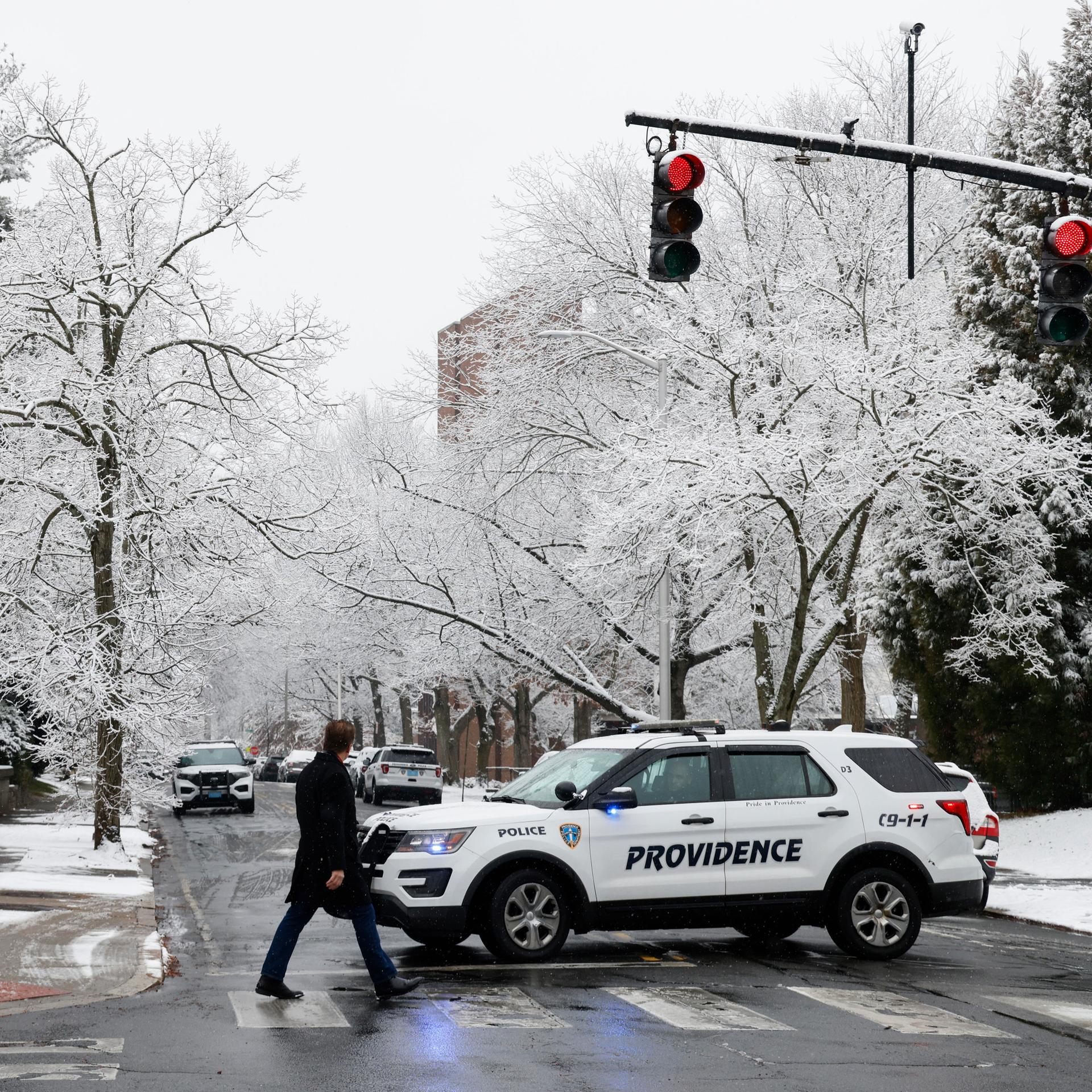 Ein Polizeiauto sperrt die Zufahrt zur Brown University.