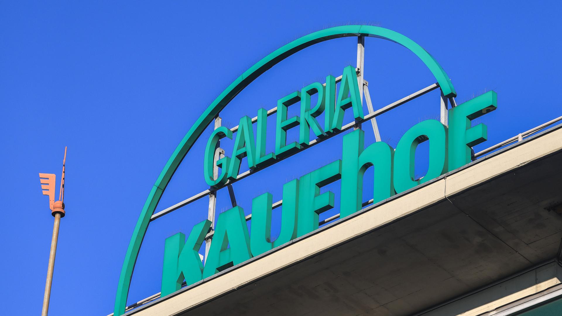 Der Schriftzug "Galeria Kaufhof" auf dem Dach der Filiale der Warenhauskette Galerie Karstadt Kaufhof in Köln.