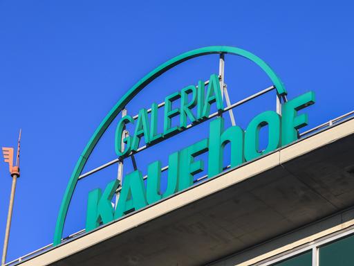 Der Schriftzug "Galeria Kaufhof" auf dem Dach der Filiale der Warenhauskette Galerie Karstadt Kaufhof in Köln.