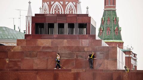 Menschen gehen am Kreml in Moskau spazieren, 8. August 2023