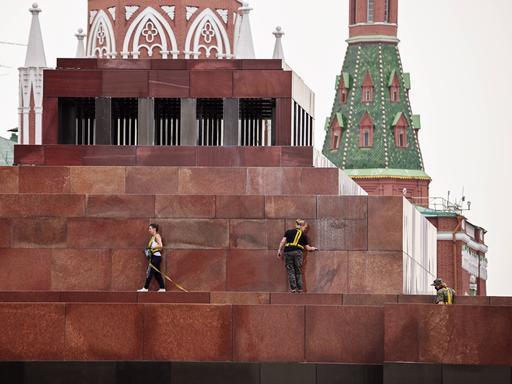 Menschen gehen am Kreml in Moskau spazieren, 8. August 2023